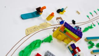 Legoista ja paperista askarreltu ratikkakaupunki.